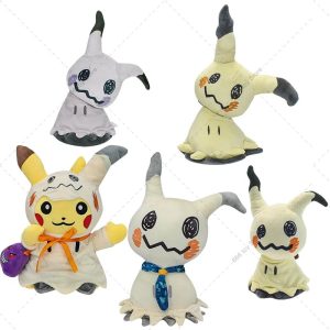 Cinco pelúcias de Mimikyu em estilos diferentes, com o Shiny e um Pikachu vestido de Mimikyu, Pokémon
