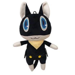 Morgana, de Persona 5, em pelúcia de gato preto com olhos azuis e lenço amarelo, sobre fundo branco