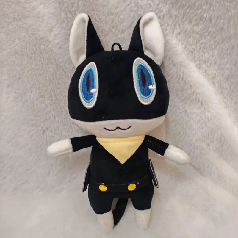 Pelúcia da Morgana, de Persona 5, de braços abertos sobre uma manta clara