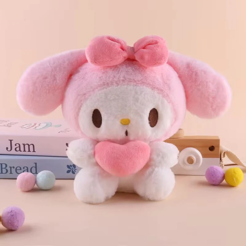 My Melody de capuz e laço rosa, segurando um coração rosa