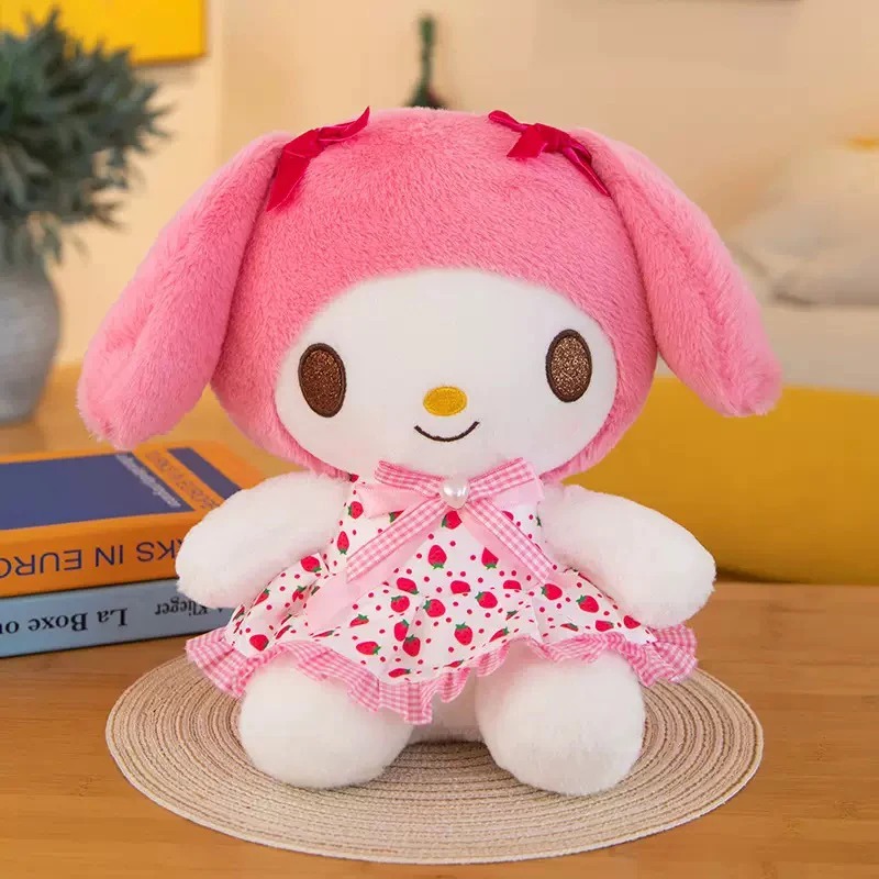 My Melody de capuz rosa e vestido branco e vermelho de morangos