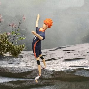 Boneco de pano do Hinata, de Haikyuu!!, de camisa nº 10, saltando sobre uma pedra