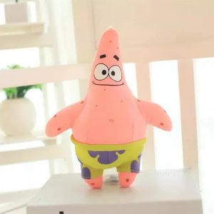 Pelúcia do Patrick Estrela, de Bob Esponja, em pé sobre uma mesa