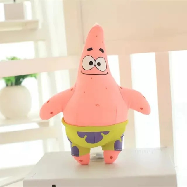 Pelúcia do Patrick Estrela, de Bob Esponja, em pé sobre uma mesa