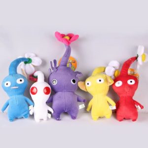 Cinco pelúcias de Pikmin em azul, branco, roxo, amarelo e vermelho, com folhas e flores na cabeça