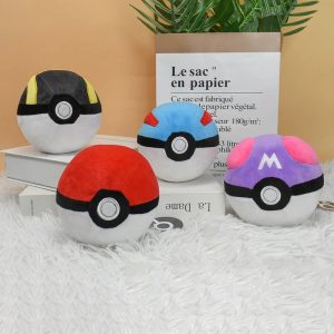 Quatro pelúcias de Poké Bola, Master Ball, Great Ball, Ultra Ball e Poké Ball, sobre pelo branco
