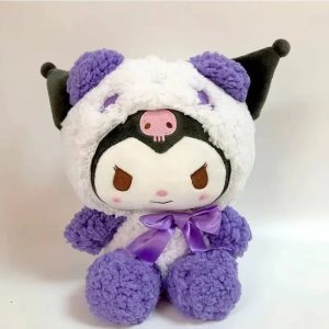 Pelúcia da Kuromi vestida de panda roxo e branco, da Sanrio