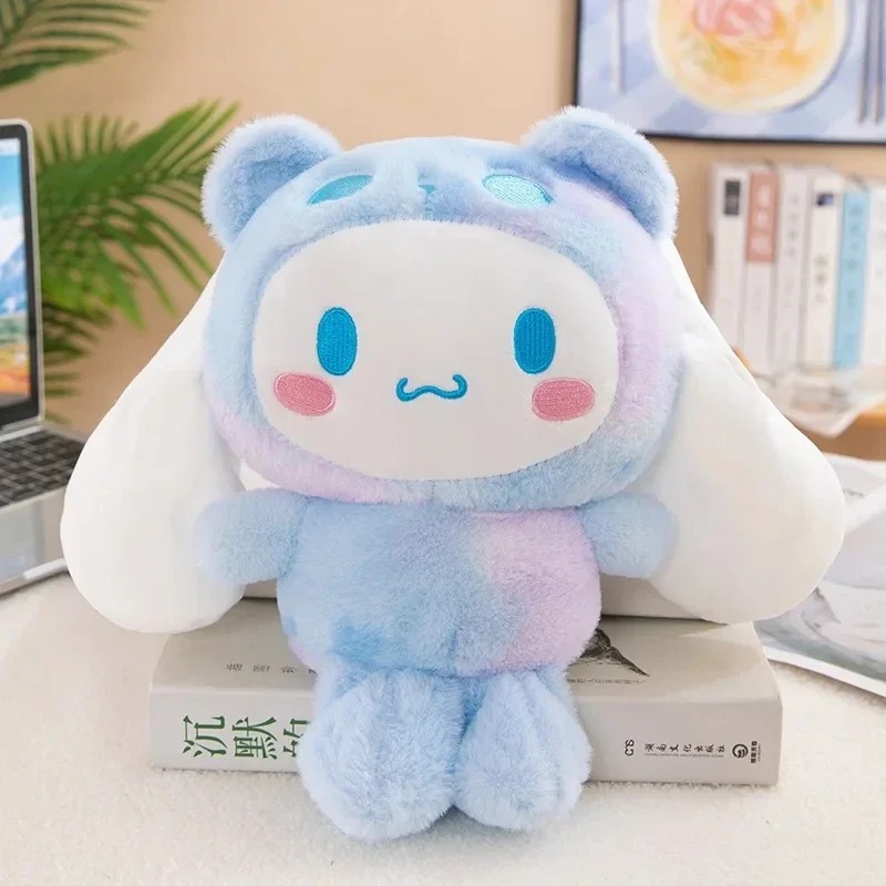 Pelúcia do Cinnamoroll de roupinha de ursinho em azul e lilás