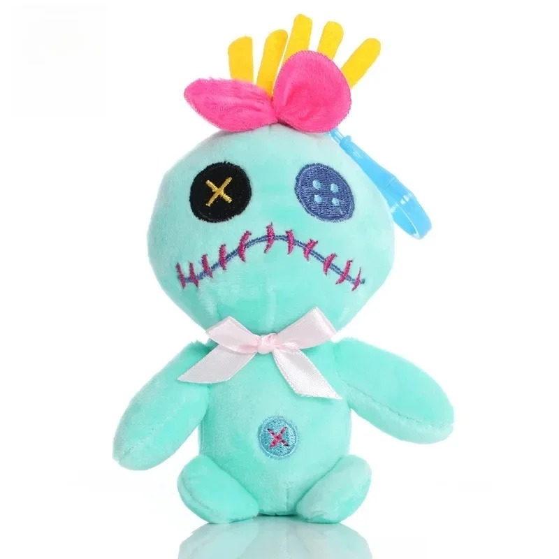 Pelúcia da Scrump de frente, com costuras no rosto e laço rosa grande