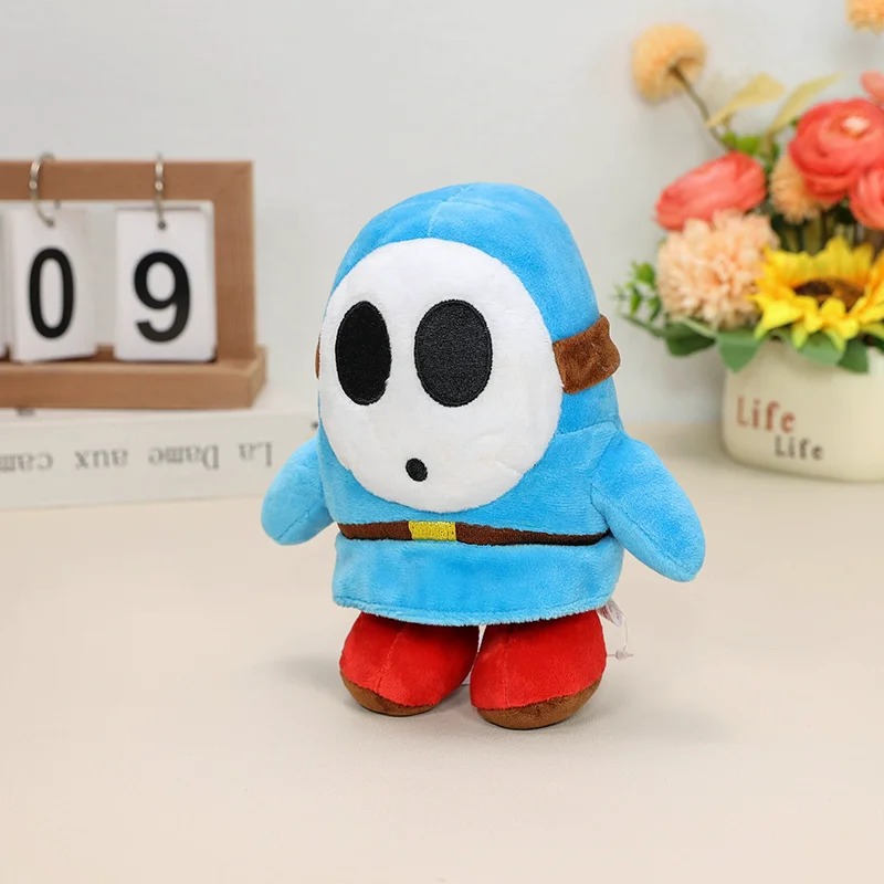 Shy Guy azul de Super Mario em pelúcia, com capuz, máscara branca e pés vermelhos