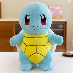 Squirtle de Pokémon em pelúcia, de frente, com barriga amarela e casco azul claro