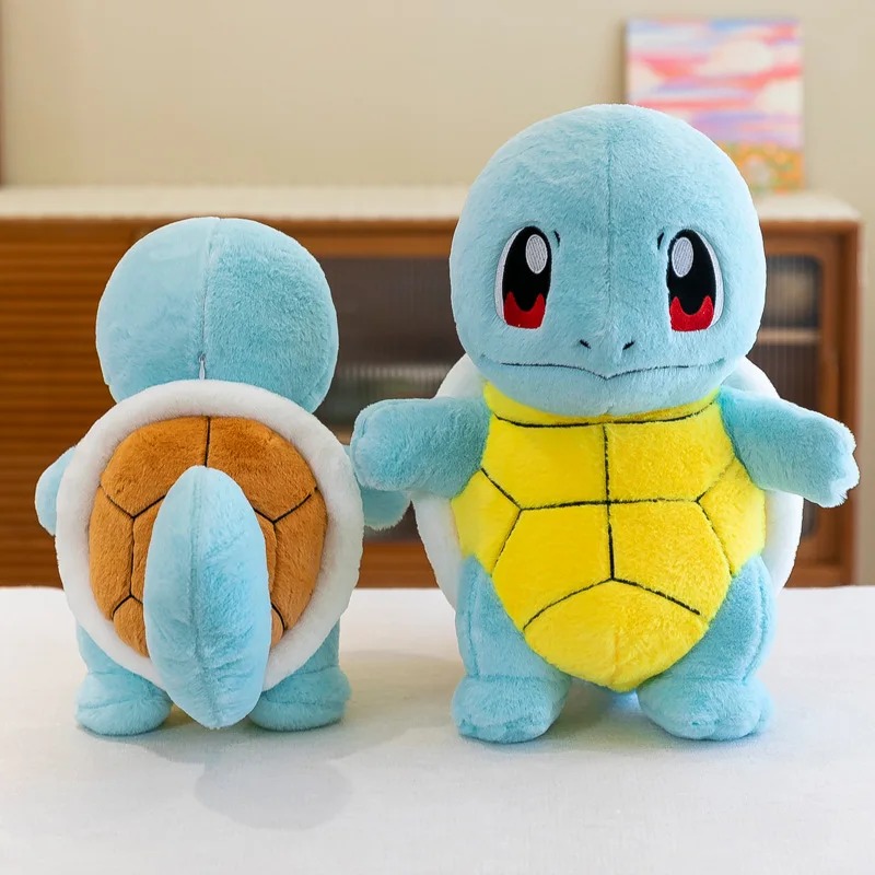 Pelúcia do Squirtle de frente ao lado de outra de costas, com o casco marrom à mostra