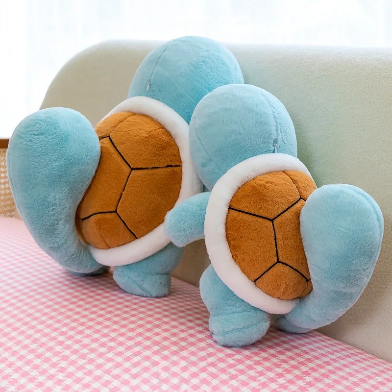 Duas pelúcias do Squirtle de costas num sofá, mostrando o casco marrom