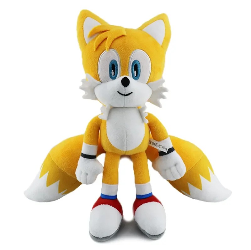 Segunda foto da pelúcia do Tails, de frente, com as duas caudas de pontas brancas