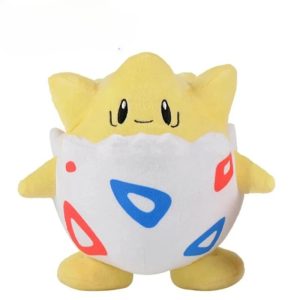 Togepi de pelúcia, de Pokémon, de frente, com casca de ovo e triângulos azuis e vermelhos