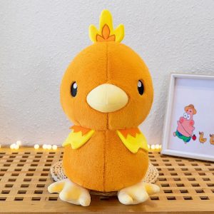 Torchic de Pokémon em pelúcia, de frente, laranja com crista amarela e bico claro