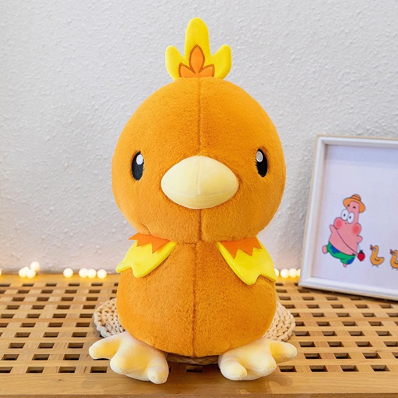 Torchic de Pokémon em pelúcia, de frente, laranja com crista amarela e bico claro