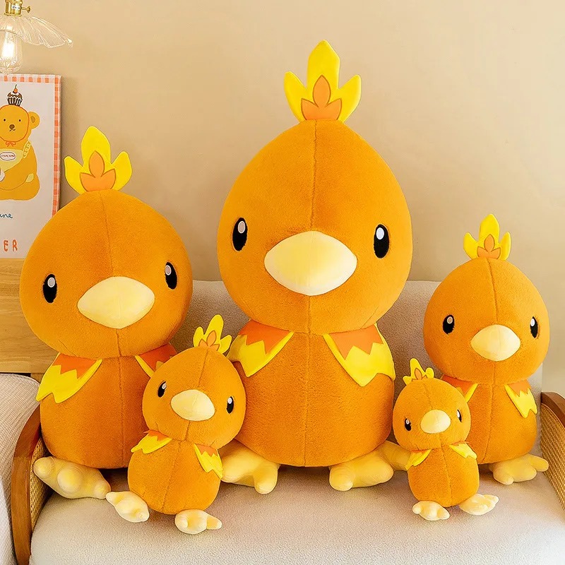 Quatro pelúcias do Torchic de tamanhos variados, lado a lado