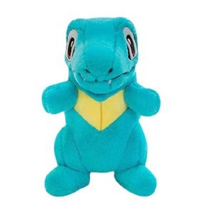 Totodile de Pokémon em pelúcia, de frente, azul-turquesa com peitoral amarelo