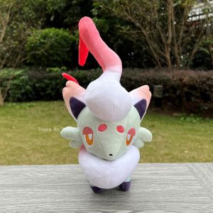 Pelúcia da Zorua de Hisui, de Pokémon, branca com detalhes rosa e vermelhos