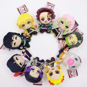 Pelúcias de Demon Slayer em círculo: Tanjiro, Nezuko, Zenitsu, Inosuke, Mitsuri e outros
