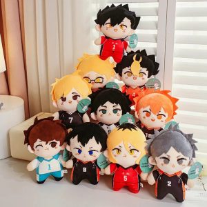 Várias pelúcias de personagens de Haikyuu!! com uniformes de vôlei, empilhadas em um sofá