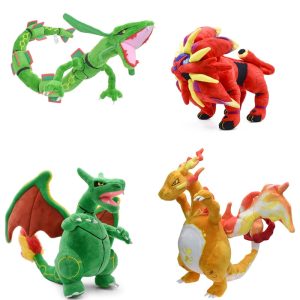 Pelúcias de Pokémon: Rayquaza, Charizard verde, Charizard e outro Pokémon vermelho