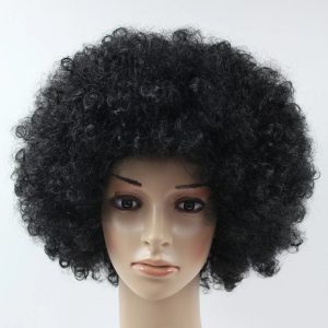 Peruca afro preta volumosa de cachos pequenos num manequim, de frente