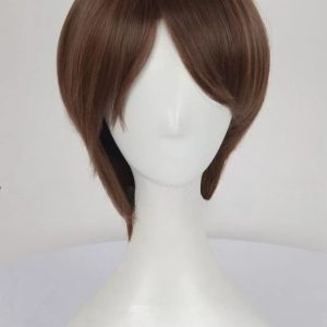 Peruca castanha curta e lisa da Rebecca Chambers, de Resident Evil, de frente num manequim