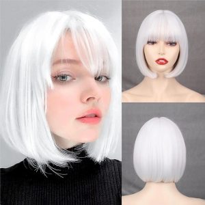 Mulher de peruca chanel bob branca com franja reta, de frente, ao lado de vistas frontal e traseira