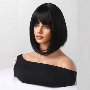 Mulher usando peruca chanel bob preta com franja reta, de frente