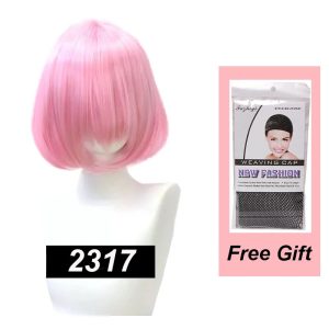 Peruca chanel bob rosa pastel com franja num manequim branco, com touca de rede ao lado