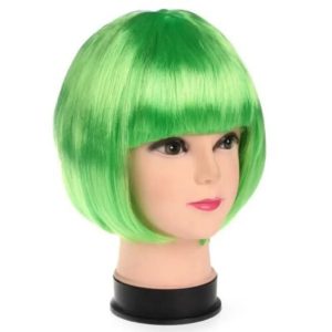 Peruca chanel curta verde neon com franja reta numa cabeça de manequim, de frente