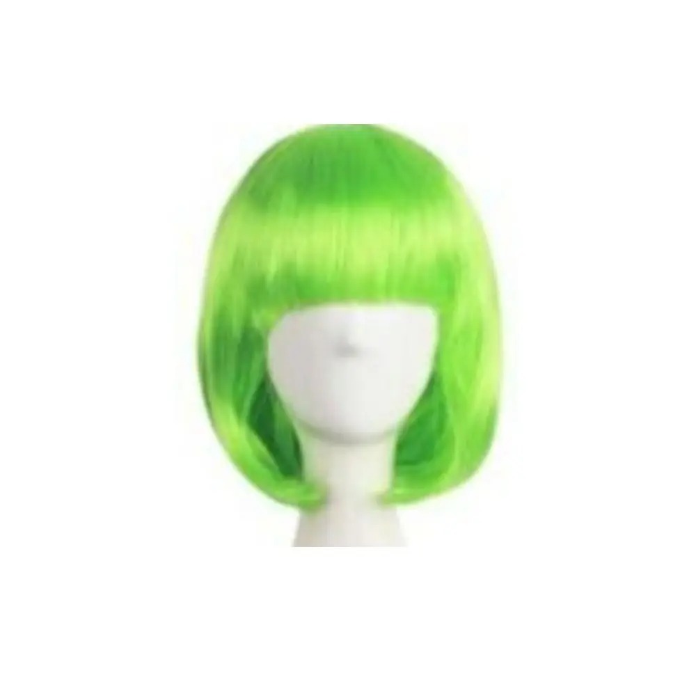Peruca chanel curta verde neon com franja reta num suporte branco, de frente