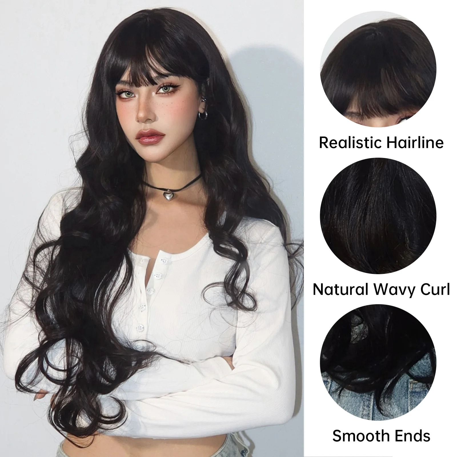 Modelo com peruca preta ondulada e franja, mostrando o volume das ondas