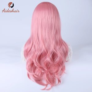 Costas da peruca rosa longa e ondulada, com cerca de 66 cm de comprimento