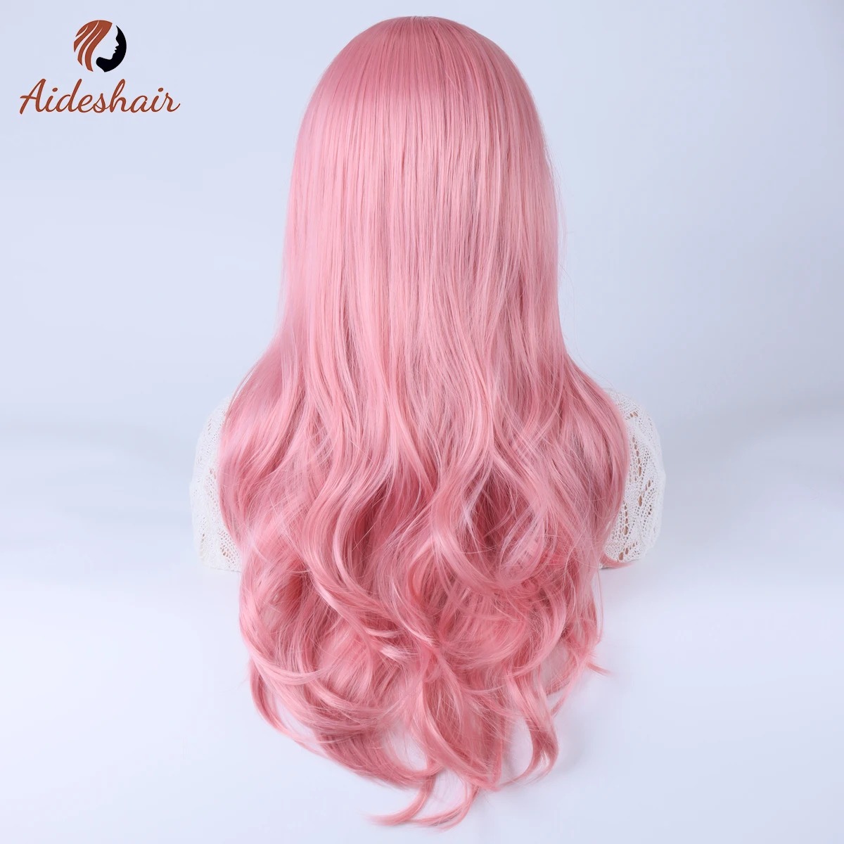 Costas da peruca rosa longa e ondulada, com cerca de 66 cm de comprimento