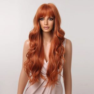 Peruca ruiva acobreada longa e ondulada com franja, em modelo, vista de frente