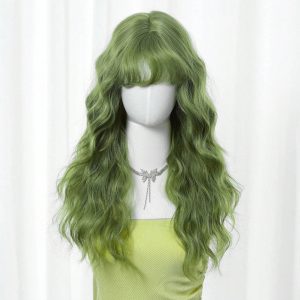 Peruca verde clara longa e ondulada com franja, de frente em manequim
