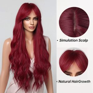 Peruca vermelho vinho longa e ondulada com franja, de frente em modelo