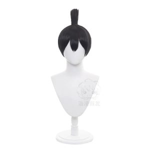 Peruca curta preta com topete do Aki Hayakawa, Chainsaw Man, num busto branco