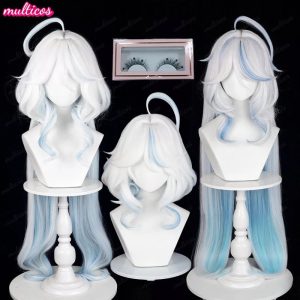 Os quatro modelos de peruca da Furina, de Genshin Impact, brancos com mechas azuis, junto de cílios postiços