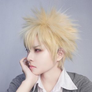 Katsuki Bakugou, de My Hero Academia, usando a peruca loira de pontas espetadas