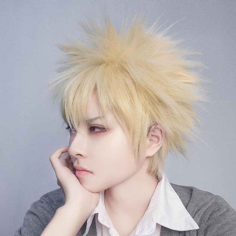 Katsuki Bakugou, de My Hero Academia, usando a peruca loira de pontas espetadas