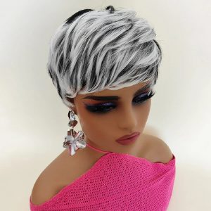 Peruca pixie curta prateada com mechas pretas e franja de lado num manequim, de frente