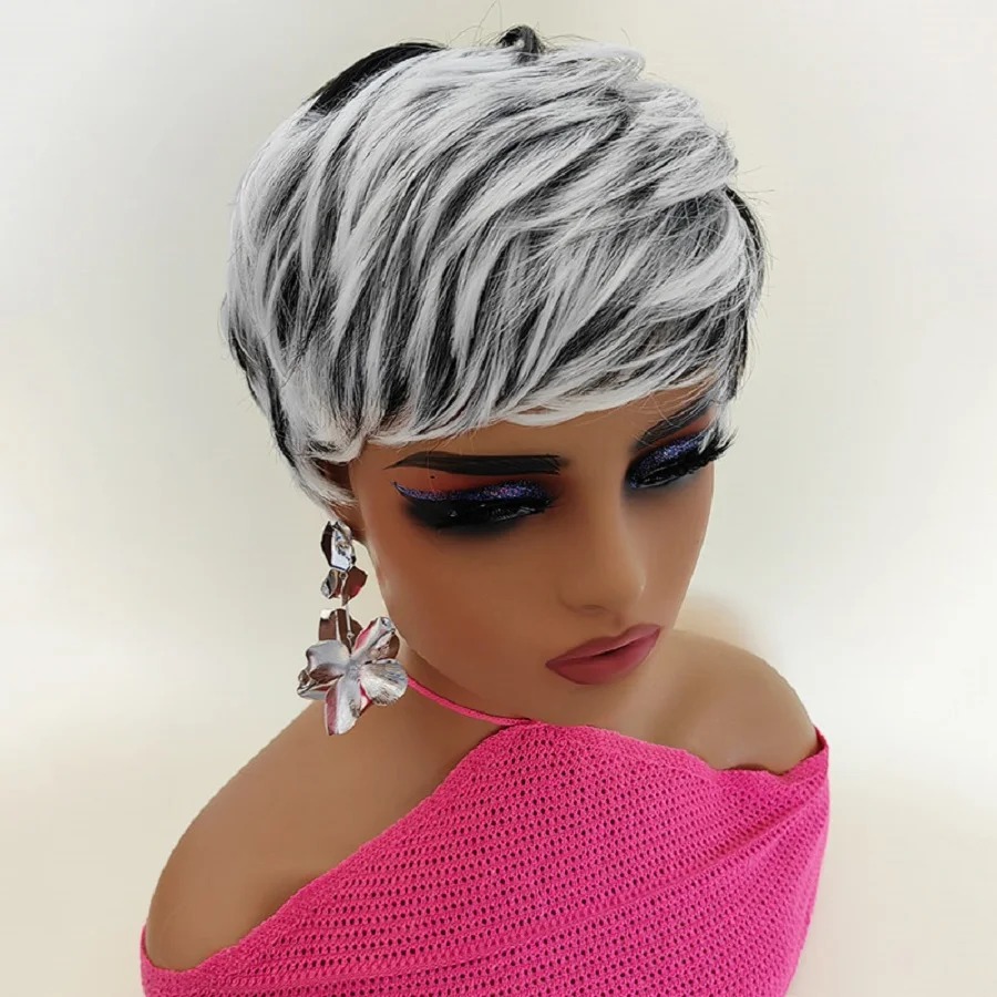 Peruca pixie curta prateada com mechas pretas e franja de lado num manequim, de frente