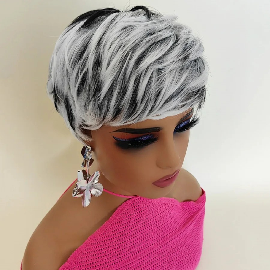 Peruca pixie curta com mechas prateadas num manequim, de lado