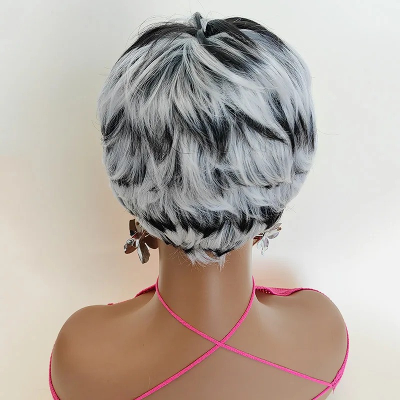 Peruca pixie prateada com mechas pretas num manequim, de costas