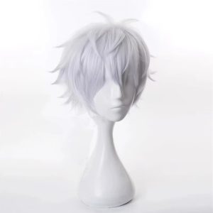 Peruca prateada curta e repicada do Satoru Gojo, Jujutsu Kaisen, num busto branco