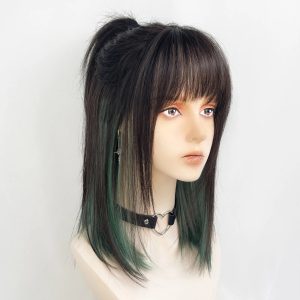 Peruca média preta com franja e mechas verdes por baixo num manequim, com o cabelo preso no alto